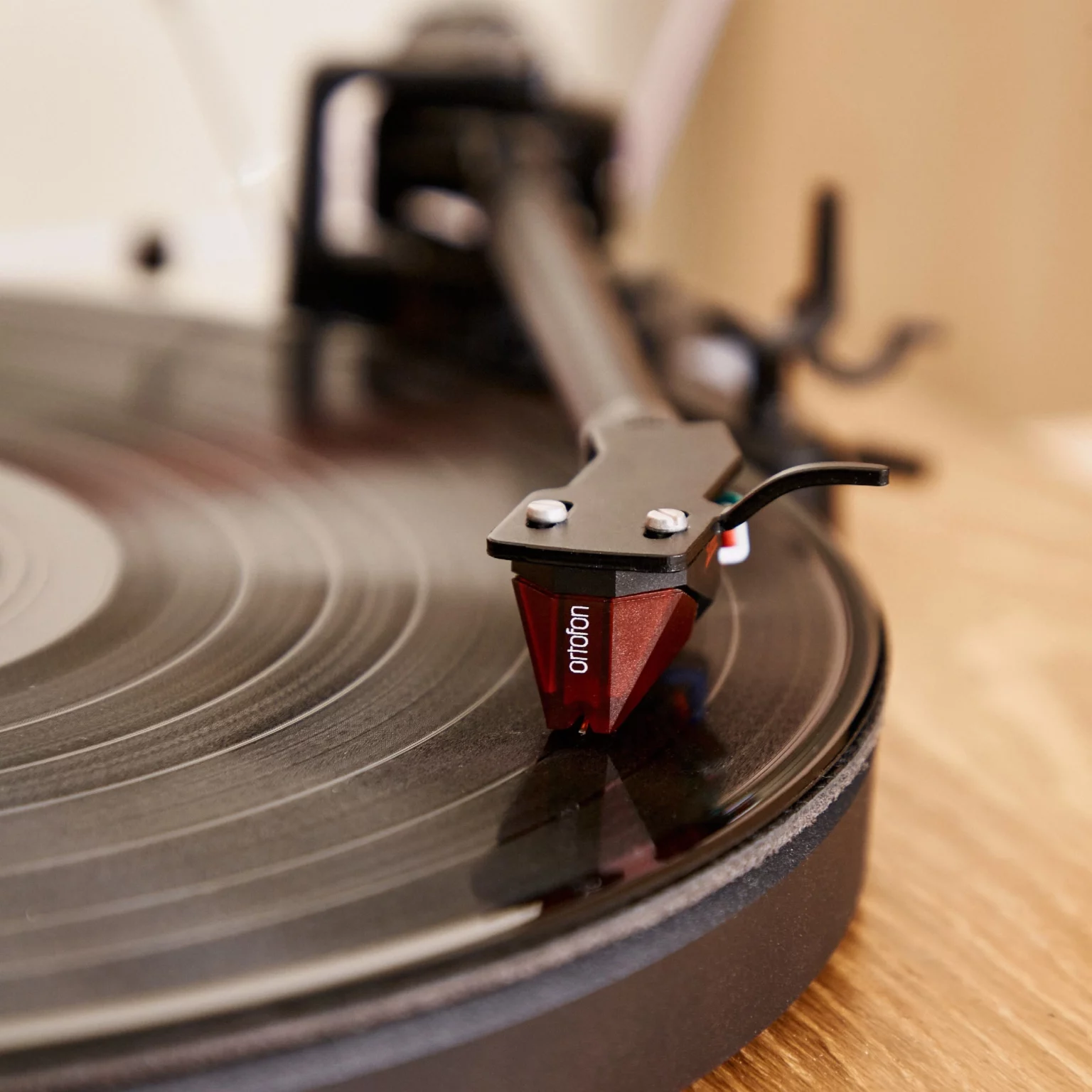 Gadhouse-DUKE-ROY-HiFi-Stereo-Turntable-System-features-Ortofon-2M-Red-cartridge.png
