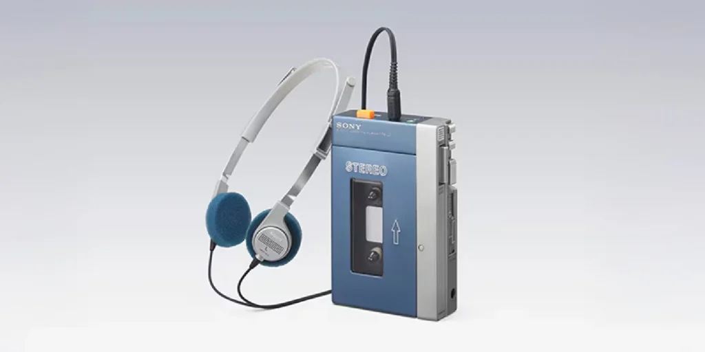 ทศวรรษที่ 1960 – ปัจจุบัน ยุคใหม่ของการฟังเพลง เครื่องเล่นเพลง Sony Walkman ภาพประกอบสำหรับบทความ Gadhouse ที่บอกเล่าเรื่องราวของแผ่นเสียง