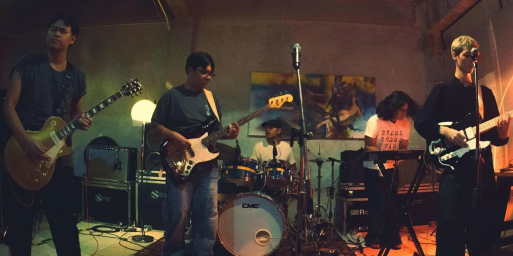 Moondivve perform live at The Fields Intermission